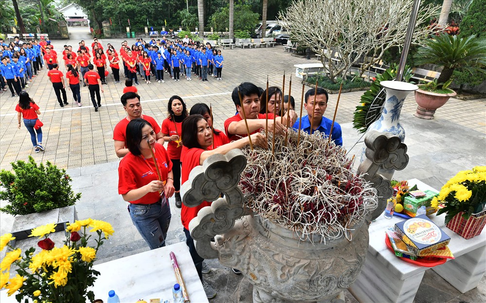 Đoàn hành trình Tôi yêu Tổ quốc tôi của Vietjet thắp hương tưởng niệm các anh hùng liệt sĩ tại nghĩa trang Vị Xuyên (Hà Giang). Ảnh PV