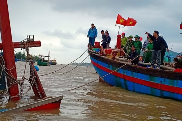 Tổ chức cứu hộ tàu cá bị chìm