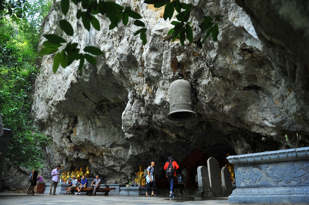 Trên động Am Tiên có chùa Am Tiên, tương truyền, những năm cuối đời mình, Thái hậu Dương Vân Nga cũng xuất gia tu hành tại chùa Am Tiên, lấy pháp danh là Bảo quang Hoàng thái hậu. Ngoài thờ Phật, Hoàng hậu Dương Vân Nga, chùa Am Tiên còn thờ các vị danh nhân thời Đinh, thờ Thiền sư Nguyễn Minh Không thời Lý… Ảnh: NT