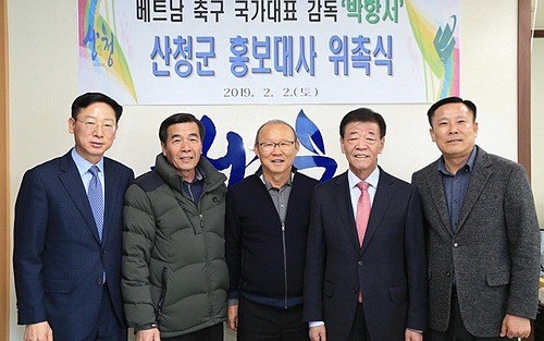 Trong chuyến thăm quê đầu năm 2019, HLV Park Hang-seo đã đồng ý làm đại sứ danh dự cho quận Sancheong. Ảnh: Chính quyền quận Sancheong.