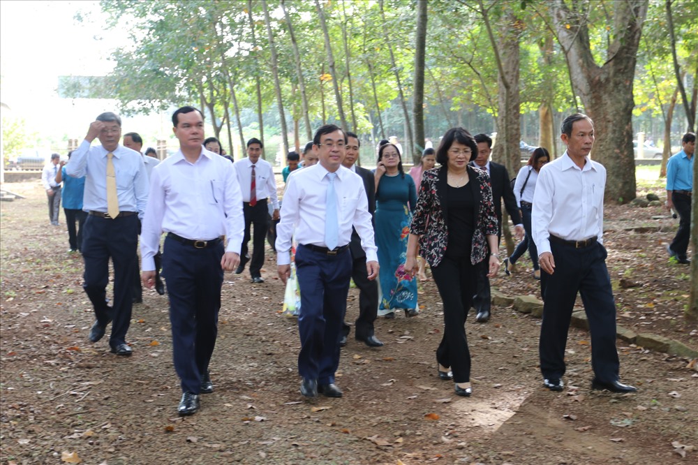 Phó Chủ tịch nước Đặng Thị Ngọc Thịnh (thứ hai từ phải qua) cùng đoàn đi thăm vườn cây caosu của Tổng Công ty Caosu Đồng Nai. Ảnh Văn Khánh
