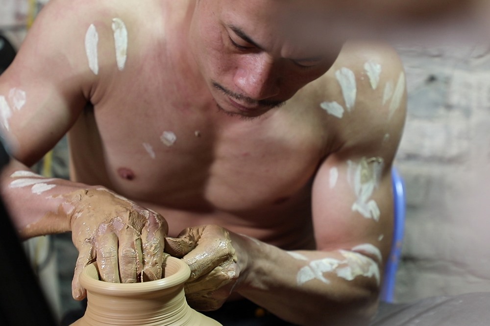 Xin làm ở Xí nghiệp gốm sứ Bát Tràng được vài năm, anh xin nghỉ việc. Anh được bố mẹ đầu tư mở cho một xưởng gốm ngay tại nhà. Thời điểm này cũng là lúc nghề làm gốm vuốt tay của làng gốm Bát Tràng đang bị lấn át bởi các sản phẩm công nghiệp.