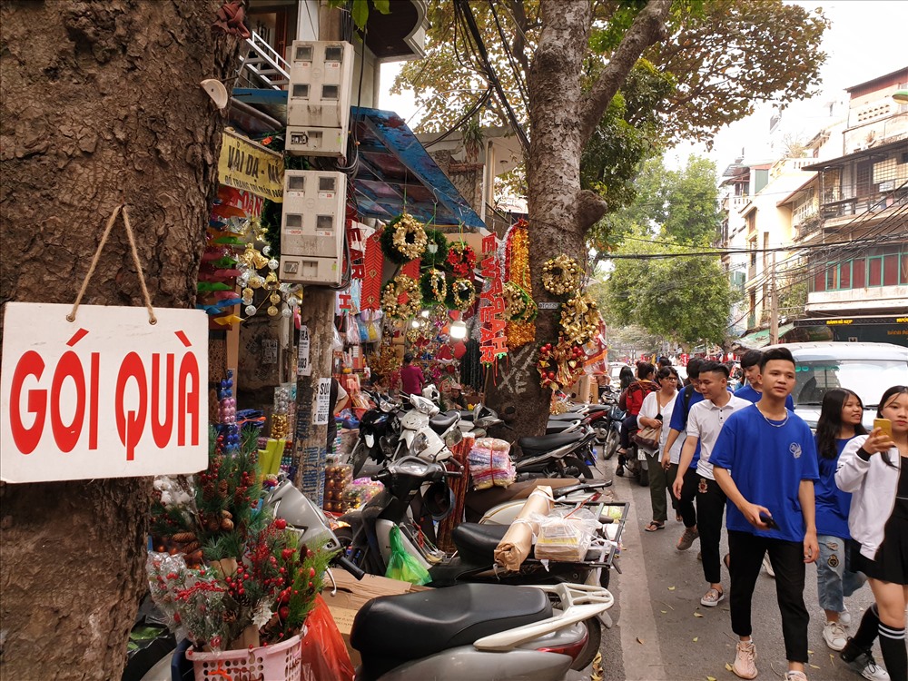 Lễ Giáng sinh ở Việt Nam hiện nay đã trở thành một dịp sinh hoạt văn hóa cộng đồng nhộn nhịp. Đồng thời nó cũng sinh ra nhiều loại hình kinh doanh phục vụ cho nhu cầu của người dân.