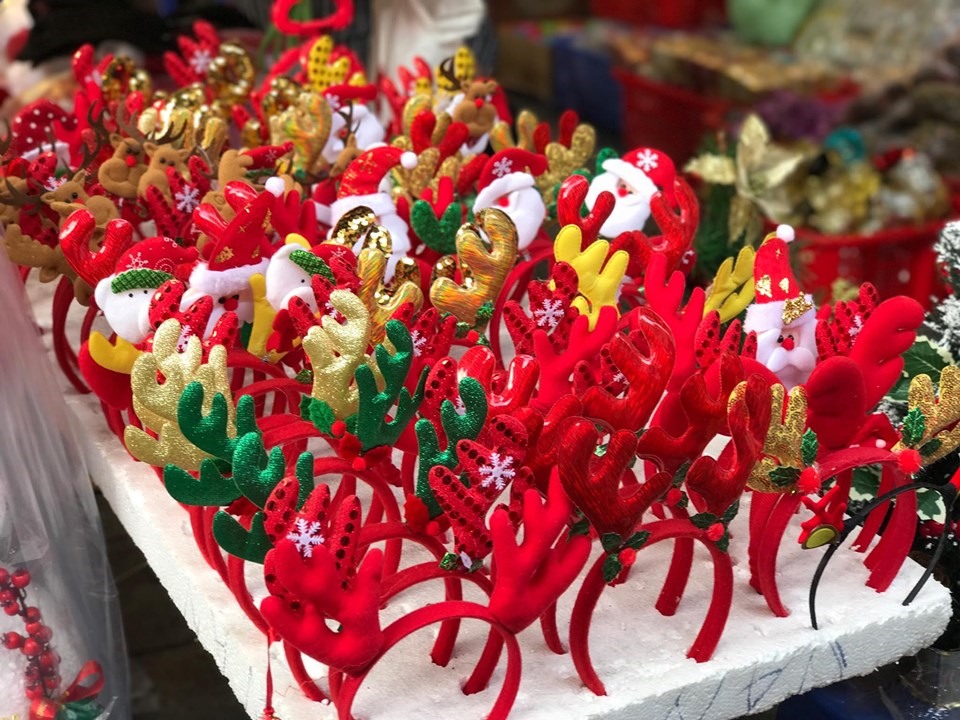 Thời điểm này, trên con phố Hàng Mã quen thuộc, đã có thể thấy tràn ngập đồ trang trí Giáng sinh được bày bán.