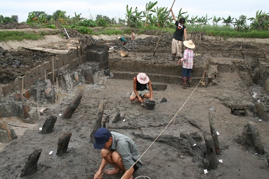 Các chuyên gia Nhật Bản và Viện khảo cổ học khai quật Bãi cọc Đồng Má Ngựa năm 2009. Ảnh: NGÔ ĐÌNH DŨNG