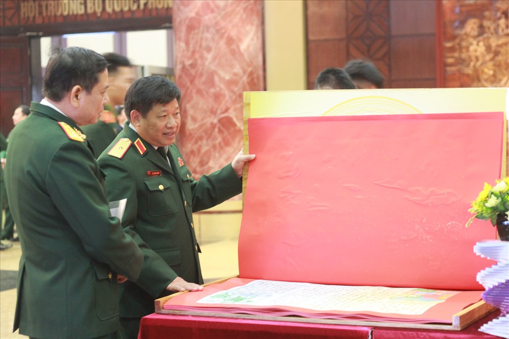 Thiếu tướng Lê Xuân Sang, Phó Cục trưởng Cục Tuyên huấn Tổng Cục Chính trị Quân đội Nhân dân Việt Nam xem các tác phẩm dự thi