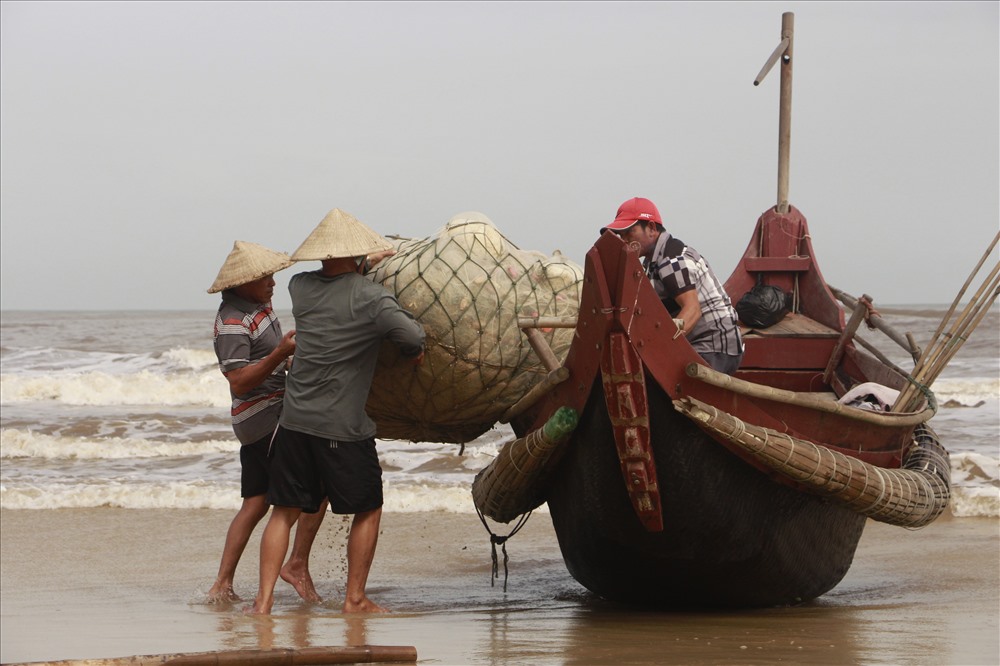 Mùa đánh bắt ghẹ từ tháng 9 đến tháng 1 năm sau (âm lịch). Cứ khoảng 9h sáng, ngư dân xã Phú Hải dùng thuyền nan tre, công suất dưới 24 CV ra khơi giăng lưới bắt ghẹ.