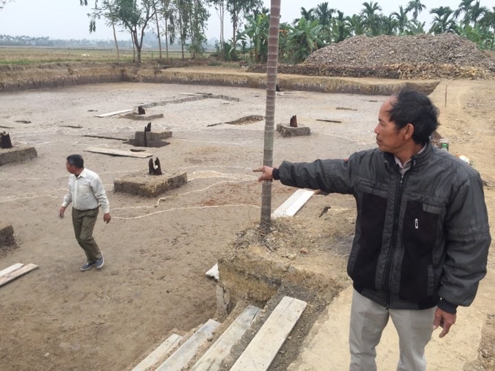 Ông Nguyễn Tuấn Triệu (SN 1963, trú tại xã Liên Khê) - người đầu tiên phát hiện cọc gỗ cổ khi đào đất trồng cau - ảnh HH