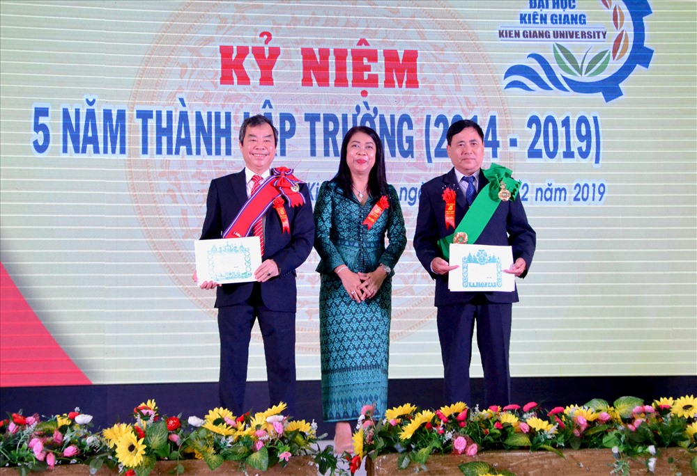 PGS.TS Thái Thành Lượm (bìa trái) nhận thưởng của tổ chức nước ngoài trao tặng. Ảnh: LT