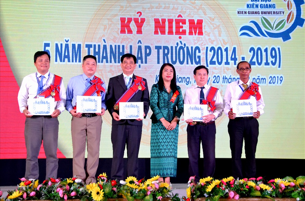 Cá nhân, tập thể Đại học Kiên Giang đón nhận phần thưởng cao quý của nước ngoài. Ảnh: LT
