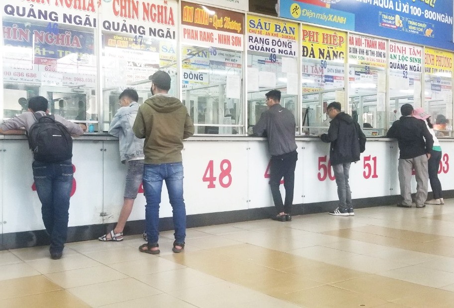 Hành khách mua vé xe ở Bến xe Miền Đông.   Ảnh: Chân Phúc