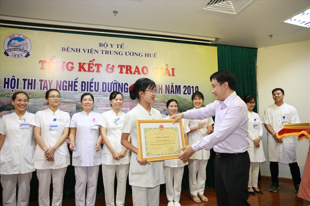 GS Phạm Như Hiệp trao giải cho các thí sinh đạt giải. Ảnh: BV cung cấp.