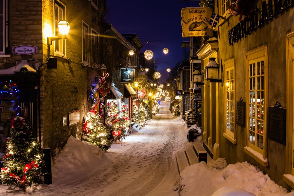 Những con đường đá cuội và tòa nhà cổ kính từ thế kỷ 16, 17 cùng với tuyết rơi và ánh đèn lung linh tạo nên một phong cách cổ điển cho thành phố Quebec vào dịp Giáng sinh. Ảnh minh họa