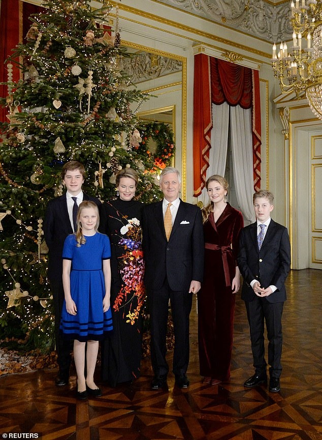 Nhà vua Philippe và Hoàng hậu Mathilde cùng 4 người con làHoàng tử Gabriel, Công chúa kế vị Elisabeth, Công chúa Eleonore và Hoàng tử Emmanuel.