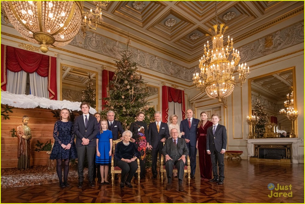 Các thành viên gia đình hoàng gia Bỉ chụp ảnh trước một cây thông Giáng sinh khổng lồ được trang trí lấp lánh.