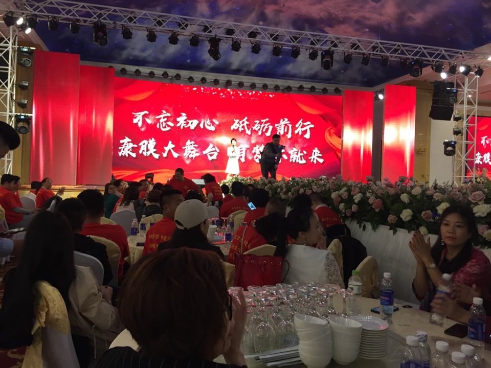 Theo lịch trình, đoàn khách hơn 2.100 người Trung Quốc sẽ có buổi chia sẻ, thuyết trình kinh nghiệm bán hàng, trao giải thưởng và biểu diễn các tiết mục văn nghệ - ảnh HH