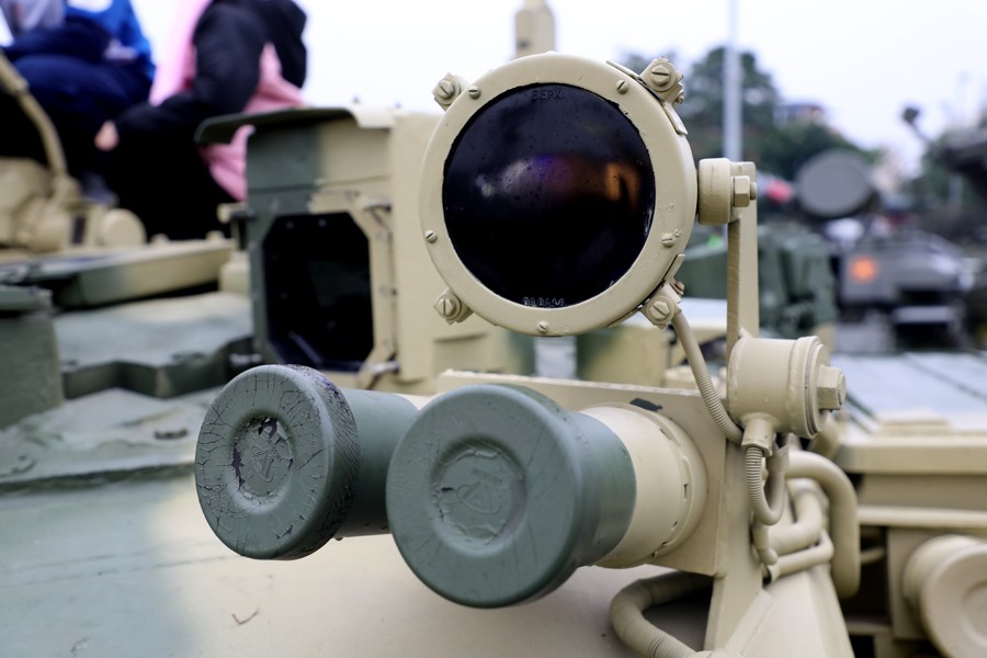 Hệ thống phòng thủ chủ động (APS - Active Protection Systems) ARENA trên T-90 là lớp bảo vệ thứ hai của xe nếu Shtora-1 không gây nhiễu được tên lửa của địch. Arena-E được thiết kế để lắp đặt trên nhiều phương tiện chiến đấu khác nhau, có khả năng bảo vệ xe tăng trước tên lửa chống tăng, đạn chống tăng các loại với góc bảo vệ đạt tới gần 300 độ xung quanh xe (trừ hướng phía sau có bộ binh). Hệ thống gồm một radar mm lắp trên nóc tháp pháo, máy tính điều khiển và 26 đạn nổ đánh chặn chứa trong các hộp lắp xung quanh tháp pháo, cung cấp khả năng bảo vệ hữu hiệu trước đạn chống tăng có tốc độ bay đạt tới 700m/giây và thời gian phản ứng là khoảng 0,07 giây.
