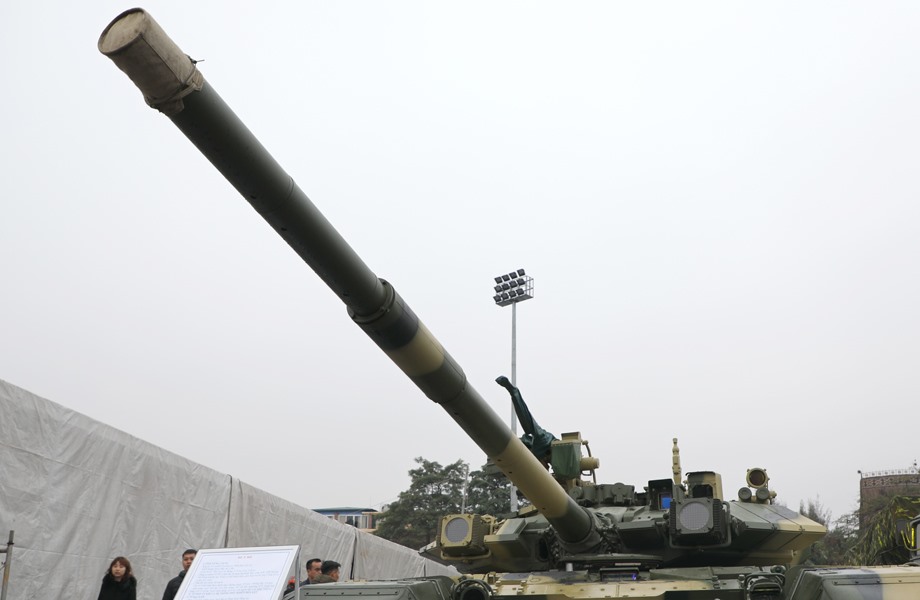 Vũ khí chính trên T-90S là pháo nòng trơn 2A46M 125mm, bản nâng cấp của kiểu pháo chống tăng Sprut đã từng xuất hiện trên các mẫu T-72 và T-80. Loại pháo này có đặc điểm là có thể dễ dàng tháo ra khỏi xe tăng mà không cần phải gỡ toàn bộ tháp pháo kèm theo.Pháo chính được trang bị hệ thống ổn định tầm hướng và hệ thống nạp đạn tự động mới nhất. Nhờ sử dụng hệ thống nạp đạn tự động, pháo tăng T-90S có tốc độ bắn cao (khoảng từ 7-8 phát phút), Pháo cũng bắn được nhiều loại đạn như APDS (đạn xuyên giáp), HEAT (đạn nổ), HE-FRAG (đạn gém)... Một vũ khí khác trên T-90S chính là hệ thống tên lửa chống tăng mang tên 9M119M Refleks (NATO gọi là AT-11 Sniper), có thể được phóng từ nòng pháo. Tên lửa 9M119M Refleks có phạm vi hoạt động từ 100 - 4.000m và có thể di chuyển tới vị trí xa nhất trong vòng 17,5 giây. Tên lửa có khả năng chọc thủng cả các mục tiêu có vỏ thép bảo vệ dày tới 950 mm (như lớp giáp phản ứng nổ ERA) cũng như các mục tiêu bay thấp (5 km) như máy bay trực thăng.