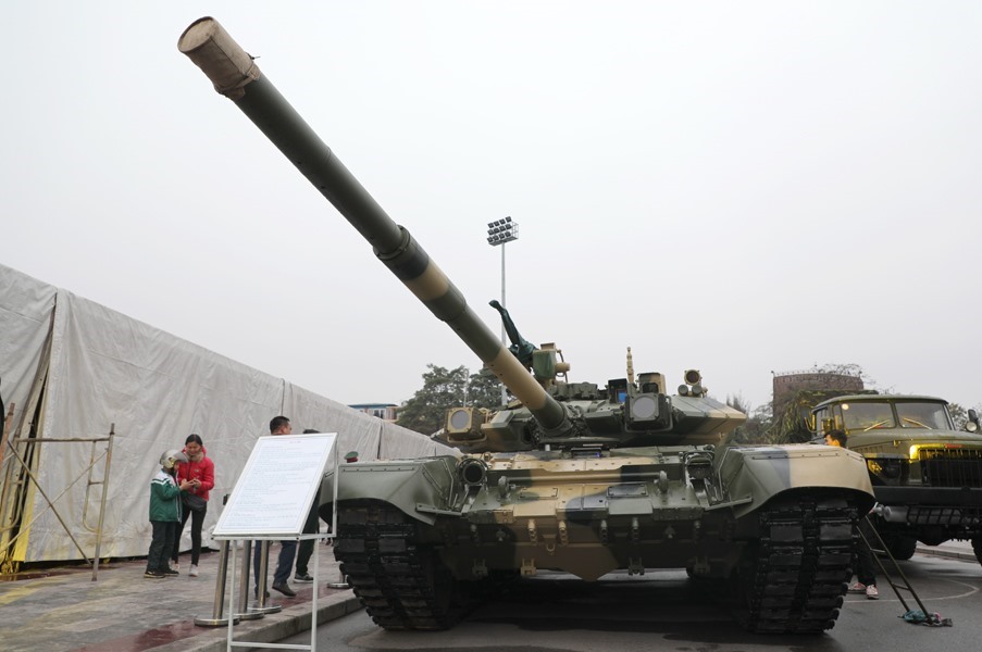 Phiên bản xe tăng T-90S (kèm theo bản T-90SK chỉ huy) mà Việt Nam đặt mua có kích thước 9,67m x 3,78m x 2,86 m (dài, rộng, cao) và trọng lượng 46,5 tấn. Động cơ V92 của T-90S có công suất 1.000 mã lực, cho phép xe tăng đạt tốc độ tối đa lên tới 60km/h, với tầm hoạt động 550 km. Ảnh: Nhật Vũ