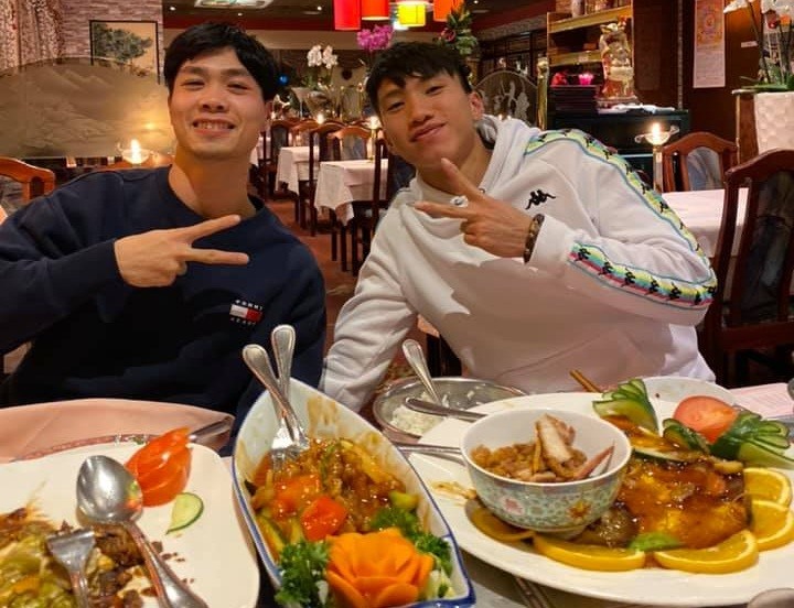 2 tuyển thủ của đội tuyển Việt Nam đi ăn rất thân mật tại Hà Lan. Ảnh: NVCC