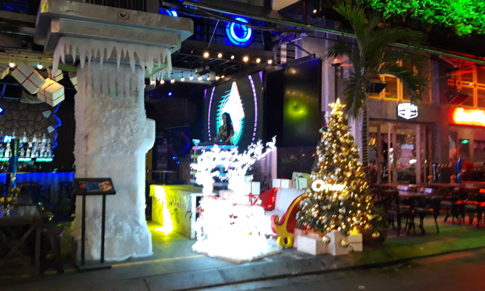 Phố Tây Sài Gòn háo hức trang trí đón Noel