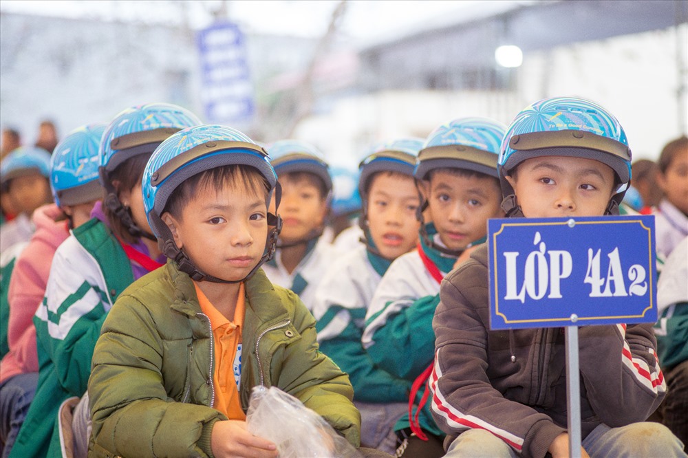 Tặng mũ bảo hiểm cho học sinh tại huyện Văn Yên. Ảnh: PV