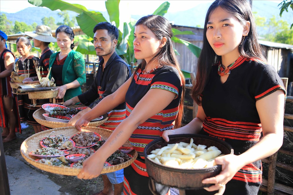 Dân làng mang lễ vật đến dâng cúng Giàng tại nhà cộng đồng thôn.