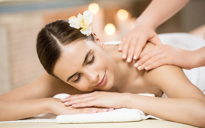 Massage thường xuyên sẽ làm giảm stress và tâm trạng tiêu cực.