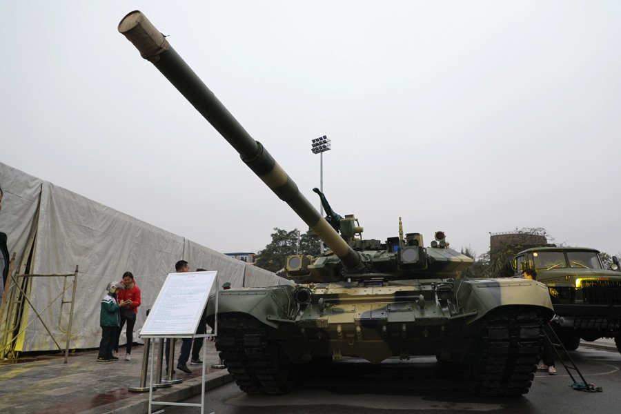 Xe tăng T - 90s hiện đại bậc nhất của Việt Nam chính thức xuất hiện tại triển lãm lần này, đây là loại xe tăng chủ lực mới nhất trong biên chế Quân đội Nhân dân Việt Nam hiện tại với số lượng 64 chiếc loại T-90S/SK, chủ yếu phục vụ trong biên chế Lữ đoàn xe tăng 201.
