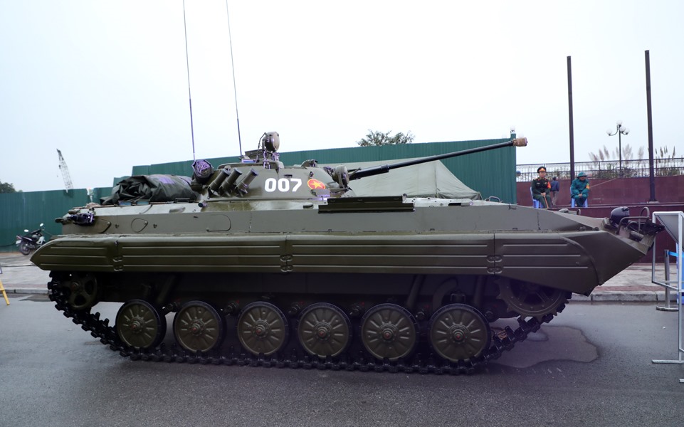 BMP-2 là thế hệ xe chiến đấu bộ binh thứ hai, được Liên Xô thiết kế và đưa vào chế tạo từ thập niên 1980. So với BMP-1, BMP-2 được cải tiến mạnh mẽ về khả năng bảo vệ trước hỏa lực của đối phương.  Hỏa lực trên xe trở nên mạnh hơn với pháo tự động 2A42 30 mm, súng máy PKT đồng trục 7,62 mm cùng hộp đạn 2.000 viên, và tên lửa chống tăng 9M111 Fagot hoặc 9M113 Konkurs. Ngoài ra, xe có thể được trang bị cả RPG-7 với cơ số đạn là 5 quả.