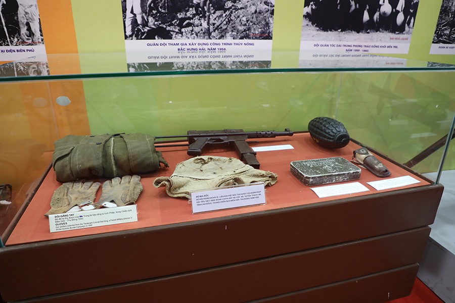 Và rất nhiều hiện vật lịch sử khác đang được giới thiệu tại các gian trưng bày của các quân, binh chủng.