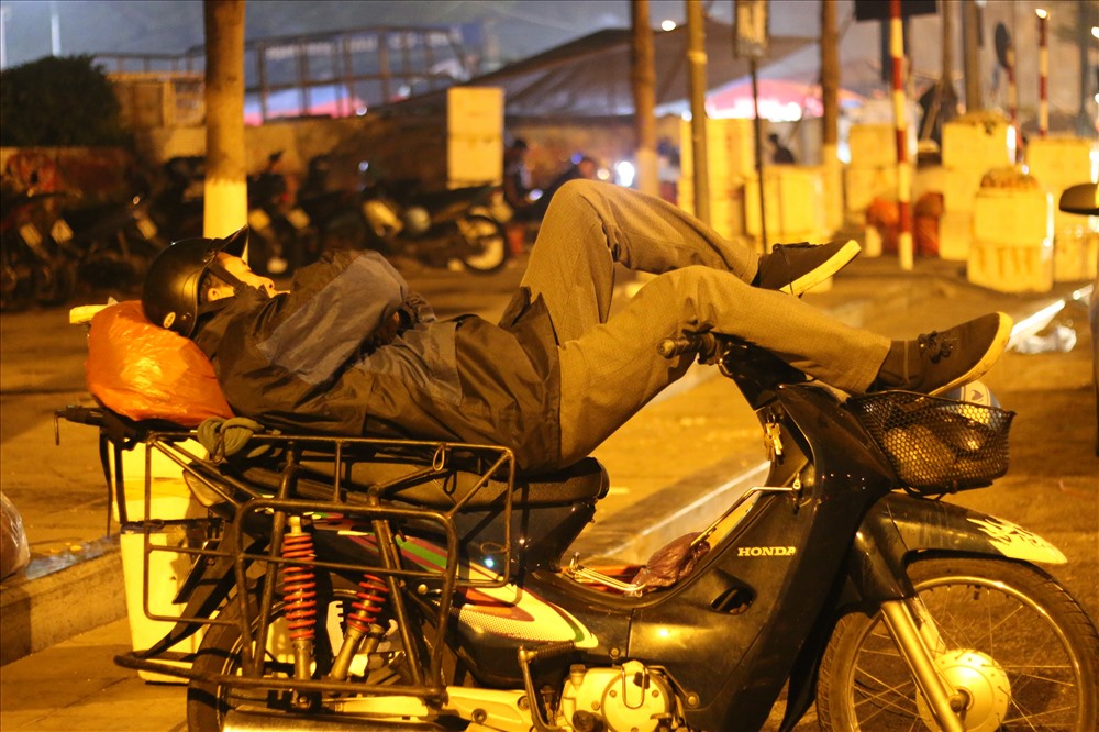 Nhiều lúc buồn ngủ quá mà đồ chưa đến để chở, nhiều người lao động lại tranh thủ làm một giấc ngoài đường