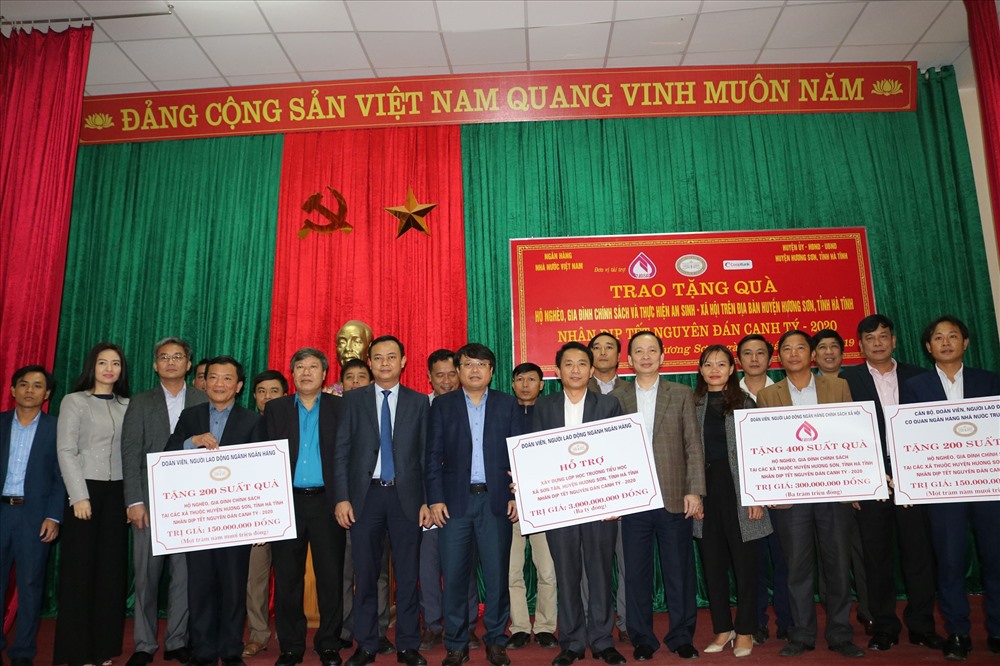 Đoàn công tác của ngành Ngân hàng tặng quà các hộ nghèo huyện Hương Sơn, Hà Tĩnh. Ảnh: N.H