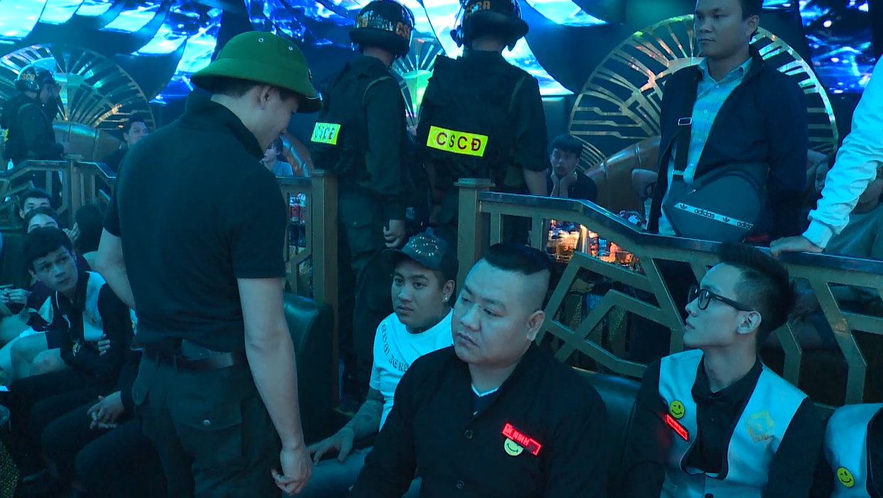 Đại tá Vũ Hồng Văn trực tiếp chỉ đạo đột kích quán bar có hoạt động mua bán trái phép chất ma túy_Ảnh cắt từ clip