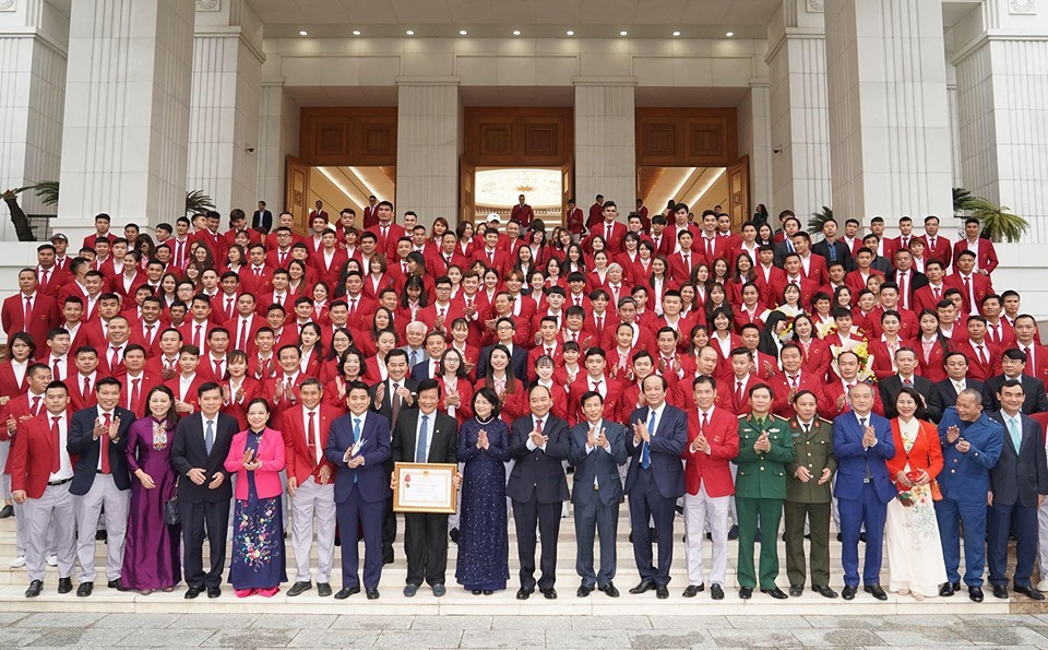 Thủ tướng chụp ảnh lưu niệm với đoàn Thể thao Việt nam. Ảnh: VGP