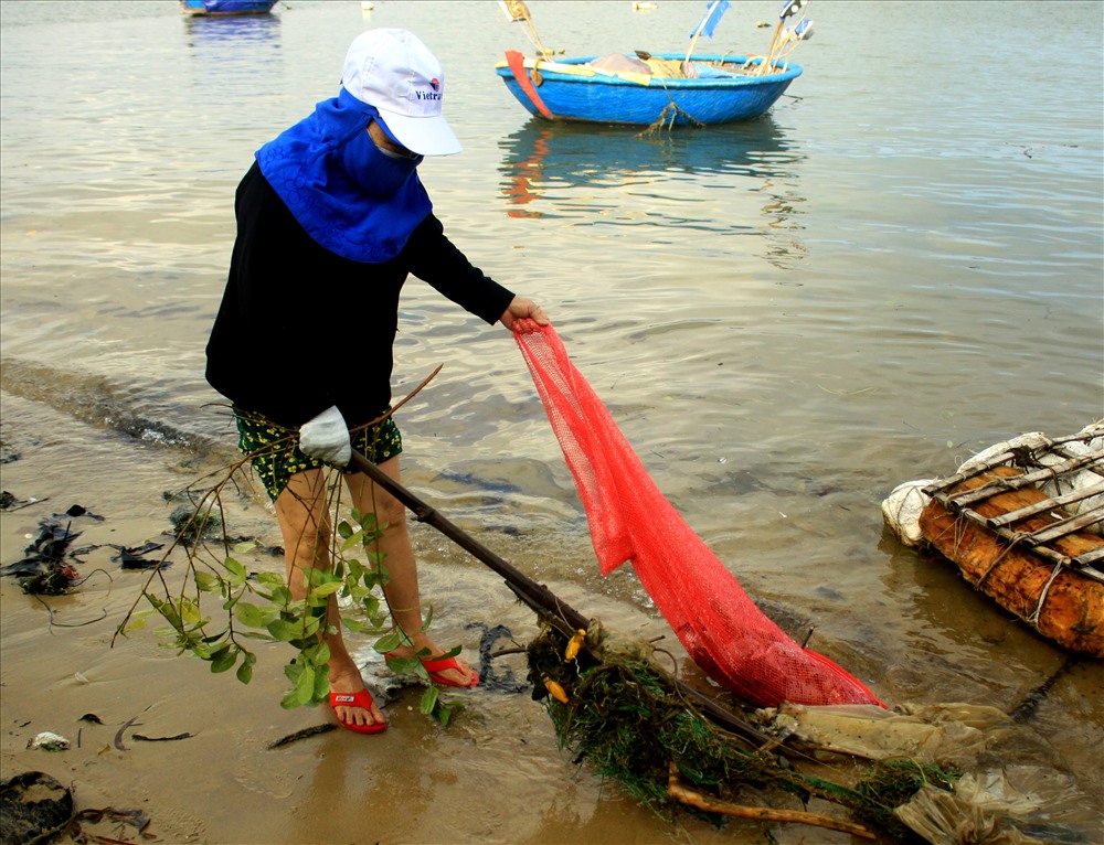 Người dân xuống sông Trà Bồng dọn rác giảm sự ô nhiễm nguồn nước. Ảnh: CTV