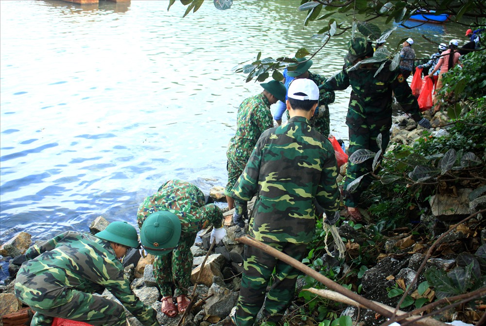 Nhiều chiến sĩ cũng phát động phong trào cùng xuống sông Trà Bồng để dọn rác. Ảnh: CTV