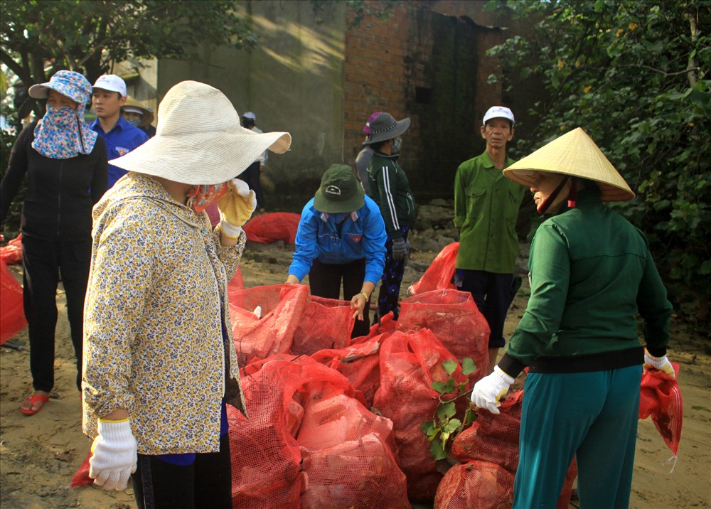Hàng trăm người dân cùng xuống sông Trà Bồng để dọn rác. Ảnh: CTV