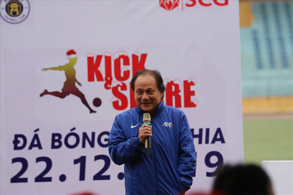 Ông Phan Anh Tú - chủ tịch Liên đoàn bóng đá Hà Nội tới dự và chia sẻ cùng các em nhỏ. Ảnh: HOÀI THU