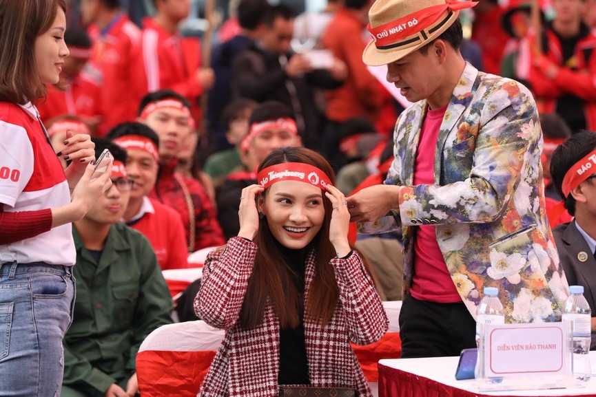 Nghệ sĩ Xuân Bắc và diễn viên Bảo Thanh tham gia hiến máu tại Ngày Chủ nhật Đỏ.