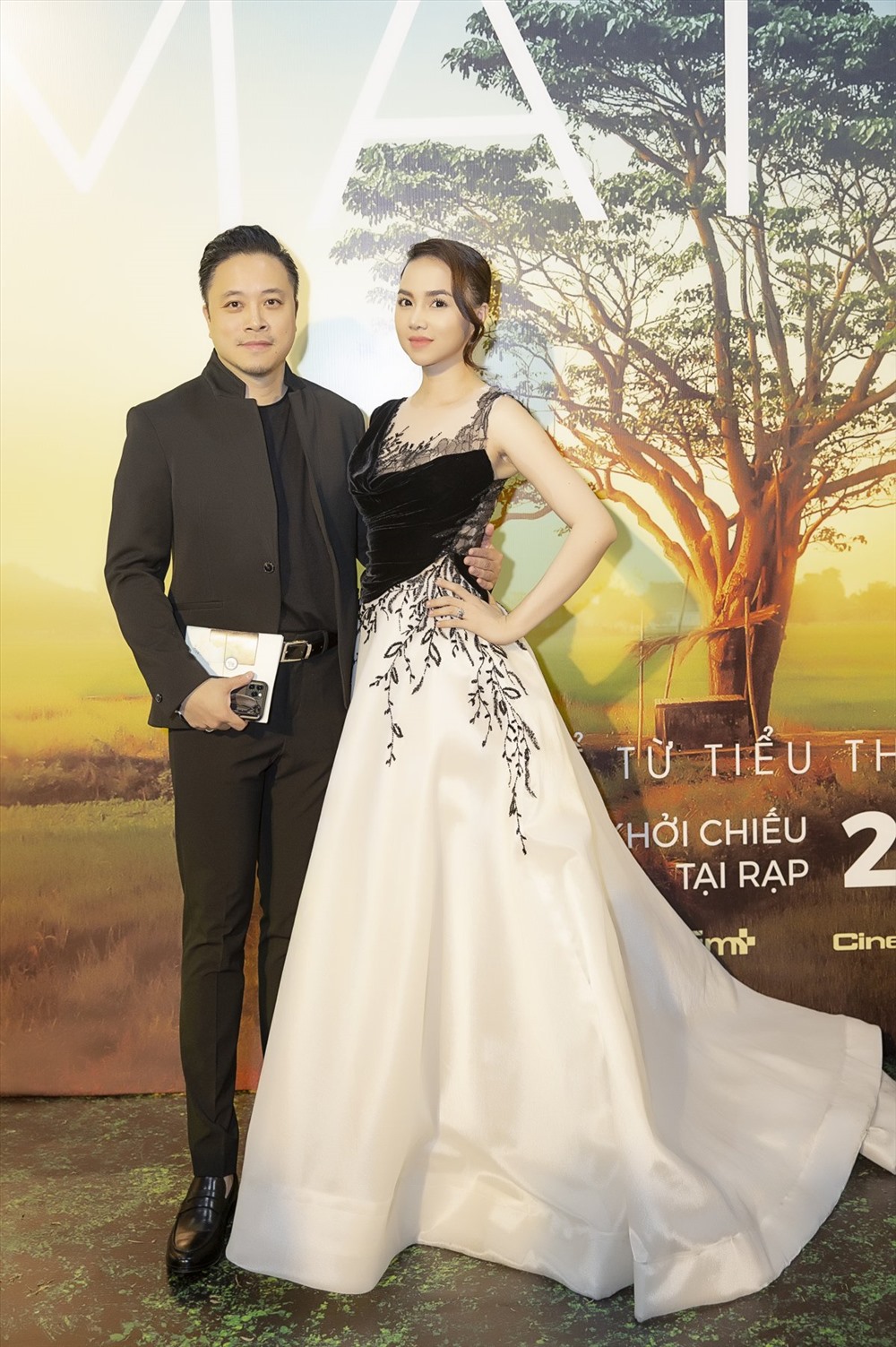 Đinh Ngọc Diệp sát cánh và ủng hộ chồng - đạo diễn Victor Vũ trong buổi giới thiệu phim mới của anh. Ảnh: NVCC.