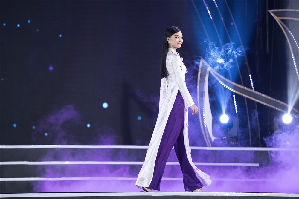 Đặc biệt, Đỗ Mỹ Linh và Kiều Loan còn “so tài” catwalk cùng dàn cựu thí sinh Miss World Vietnam 2019 trên sân khấu khai mạc của tuần lễ văn hóa.