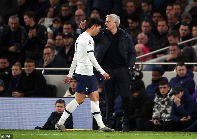 HLV Mourinho (phải) an ủi Son Heung-min khi tiến vào đường hầm. Ảnh: Getty Images.