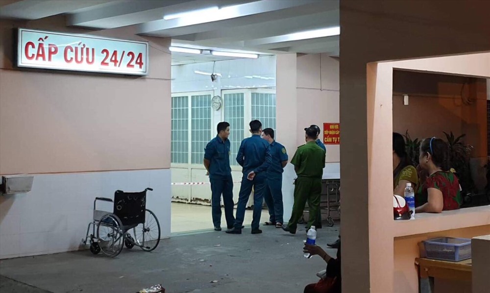 Một nam bệnh nhân đã rút súng tự bắn vào đầu ở khoa Cấp cứu - Bệnh viện Trưng Vương.