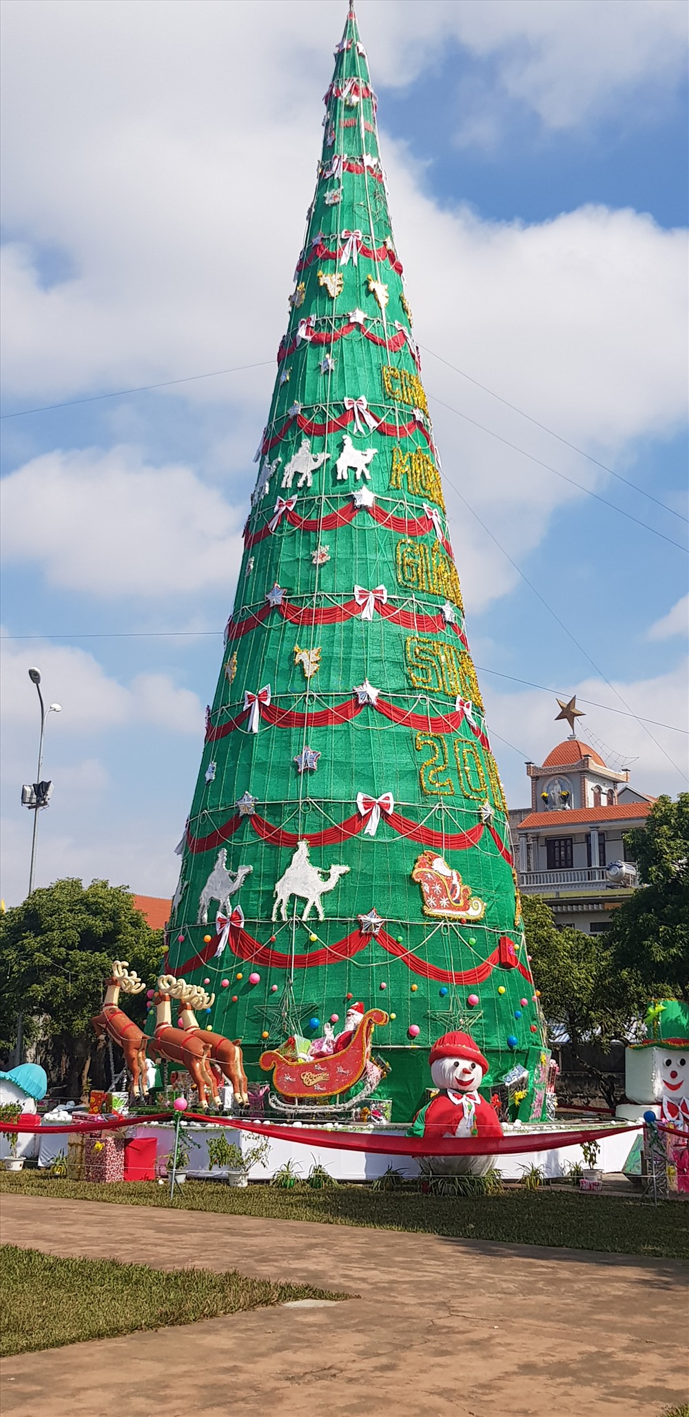 Tại khuôn viên nhà thờ, những hang đá, cây thông được trang trí nhiều màu sắc, sẽ thu hút người dân đến tham quan dịp Giáng Sinh. Ảnh: NT