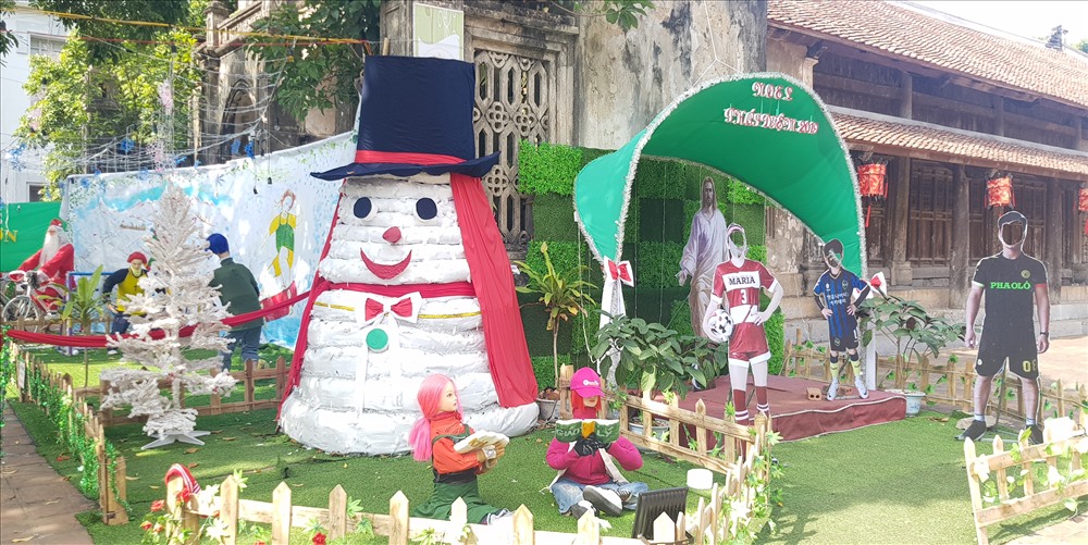 Mô hình người tuyết khổng lồ cũng được trang khí khắp nơi ở Phát Diệm, tạo nên khung cảnh của ngày lễ Noel. Ảnh: NT