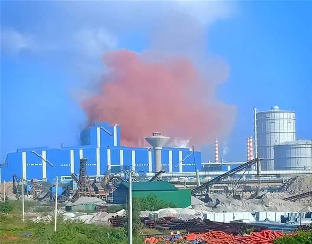 Khí thải có màu nâu đỏ từ nhà máy thép Hòa Phát- Dung Quất khiến người dân lo sợ. Ảnh: CTV