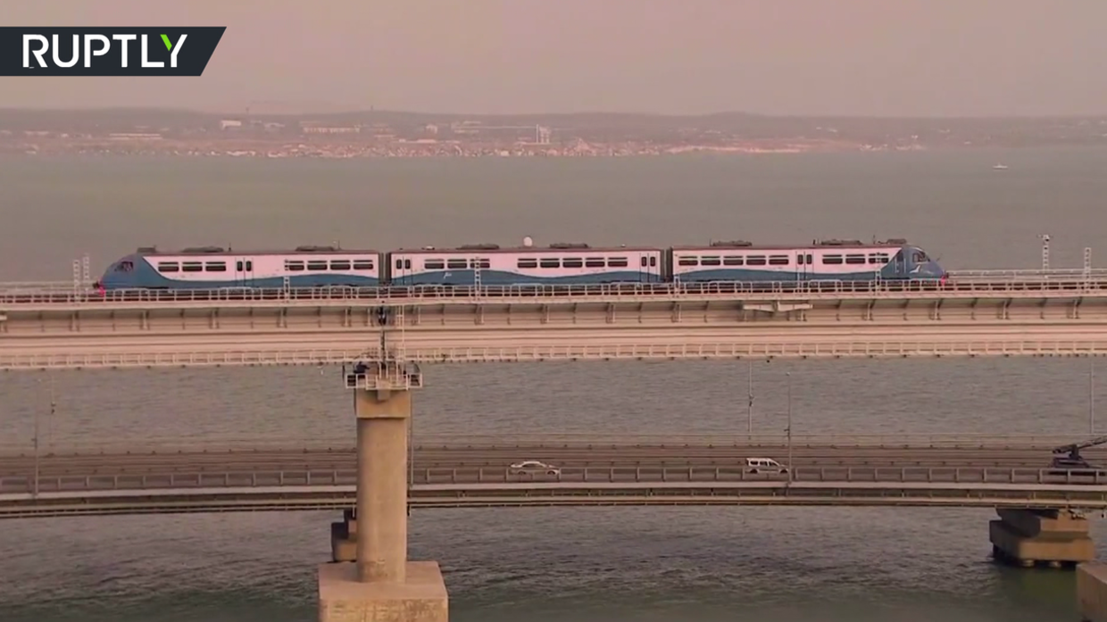 Chuyến tàu đầu tiên chạy qua cầu Crimea. Ảnh: RT