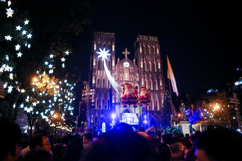 ngày lễ Giáng sinh khoảng một tuần, nơi đây bắt đầu được trang trí với nhiều hạng mục. Phía trước khoảng sân rộng là cây thông lớn, trang hoàng lấp lánh với ánh đèn, mô hình quà tặng Noel và tiểu cảnh.  Từ khoảng 17h, tất cả hệ thống đèn ở đây được chiếu sáng, thu hút nhiều người dân và du khách.