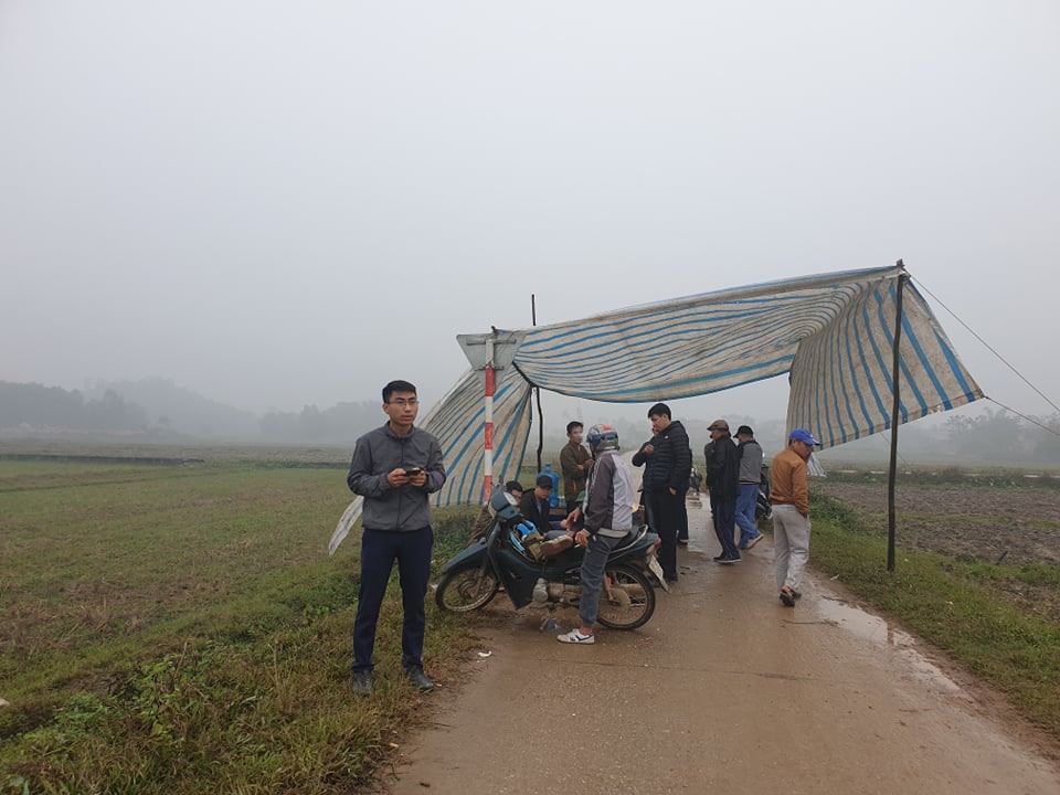 Sáng 24.12, người dân vẫn tiếp tục chặn xe vào bãi rác Nam Sơn.